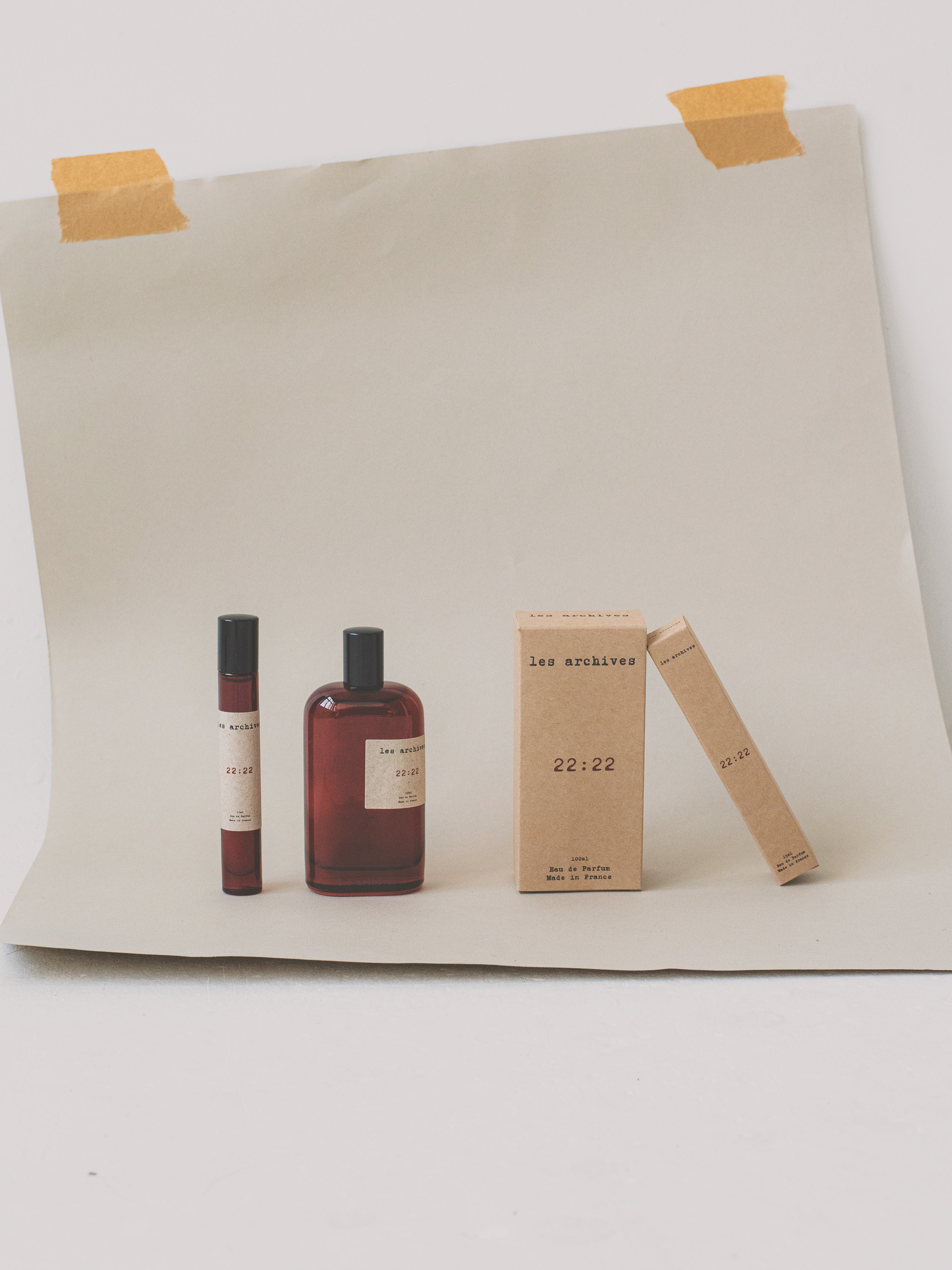 Les Archives 22:22 – parfum en flacon et format voyage avec packaging en carton kraft, photographie produit.