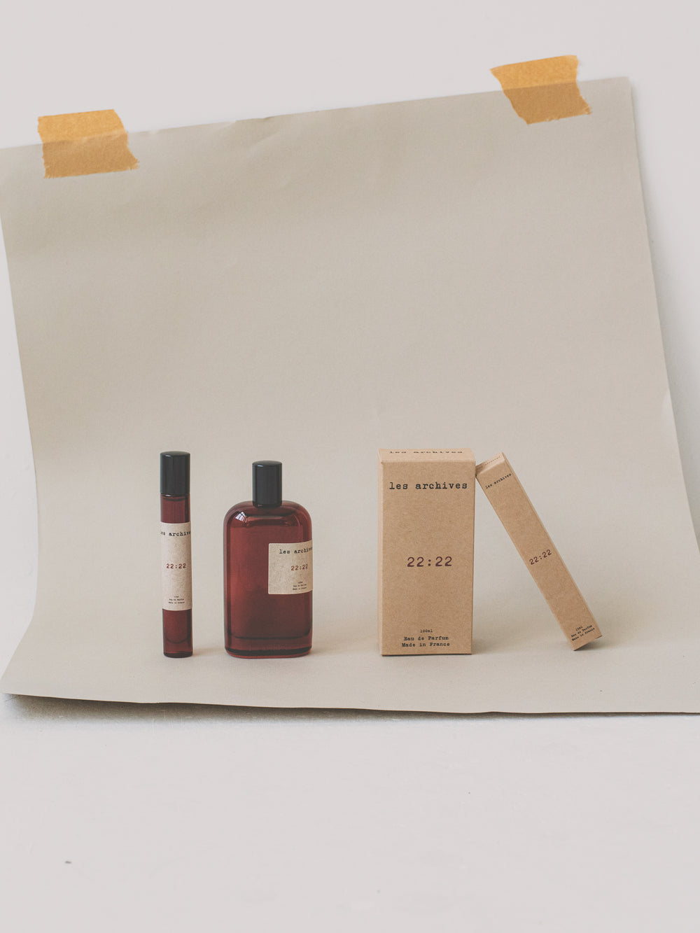 Les Archives 22:22 – parfum en flacon et format voyage avec packaging en carton kraft, photographie produit.