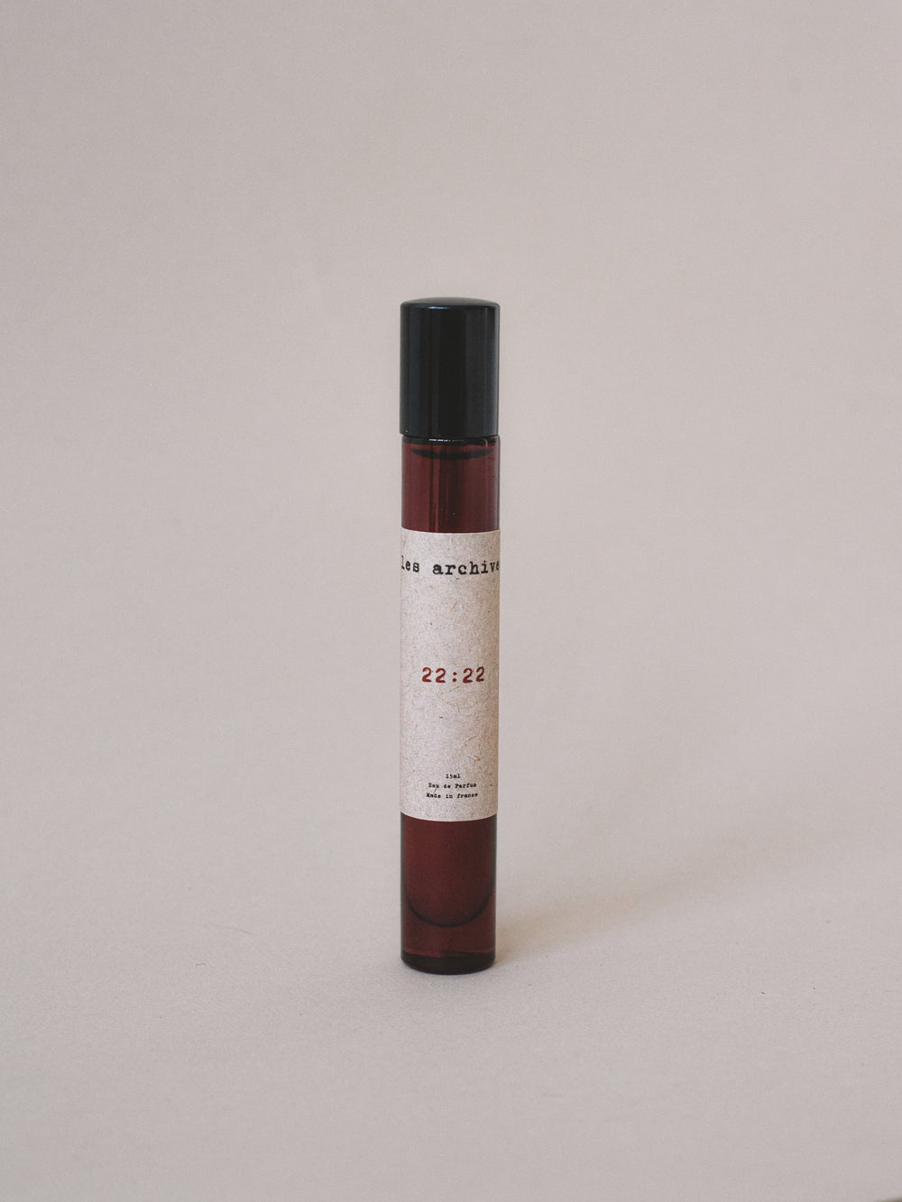 Parfum Les Archives 22:22 en 15ml – flacon en verre fumé rouge, photographie produit.