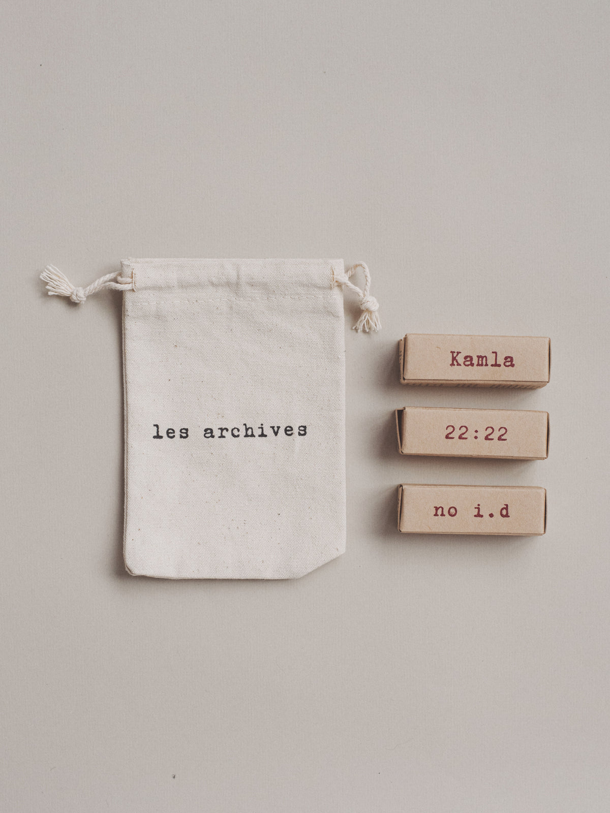 Les Archives – coffret découverte avec pochette en tissu et trois parfums en 2ml : Kamla, 22:22 et no i.d.