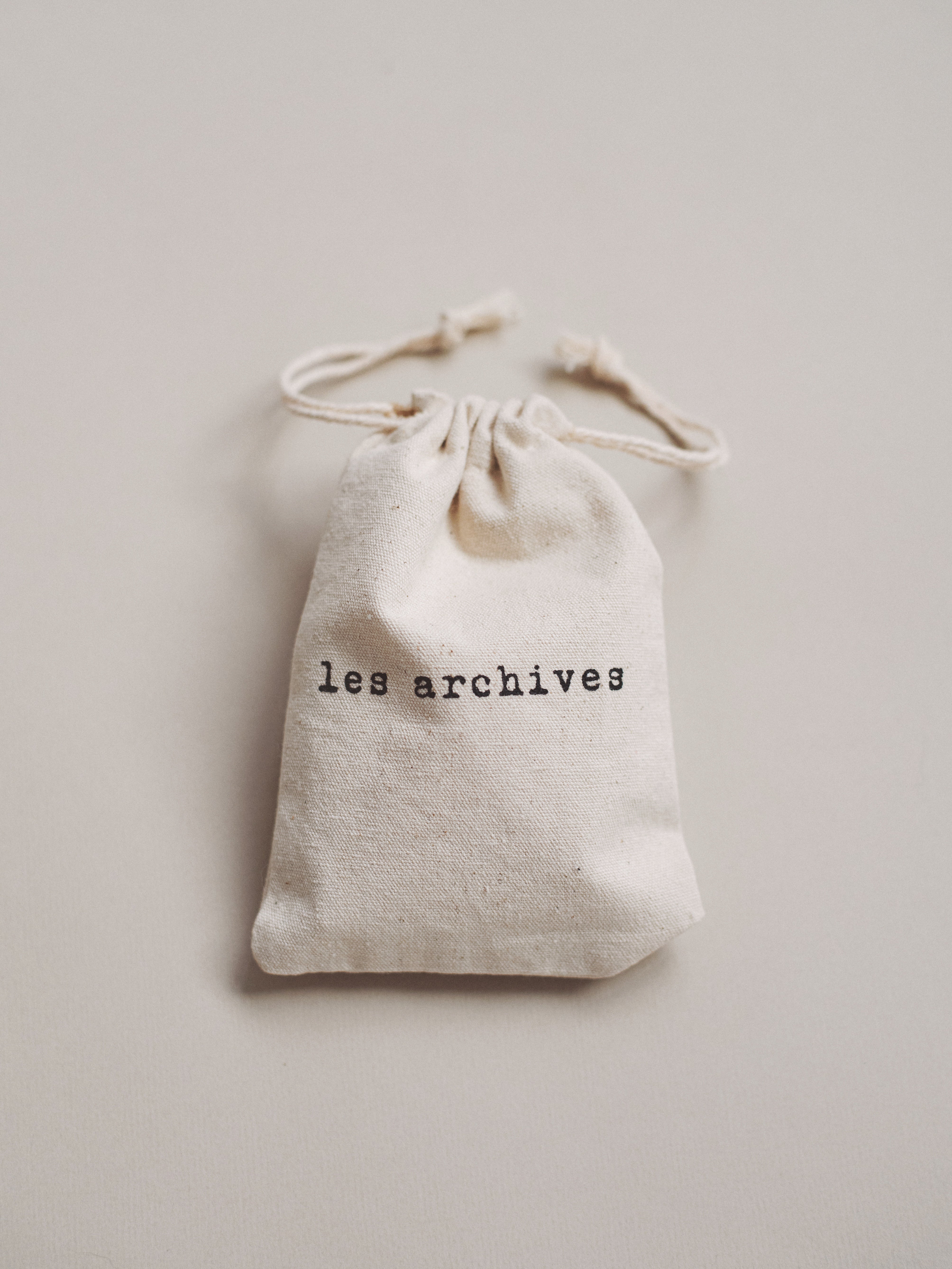 Les Archives – coffret découverte avec pochette en tissu et trois parfums : Kamla, 22:22 et no i.d.