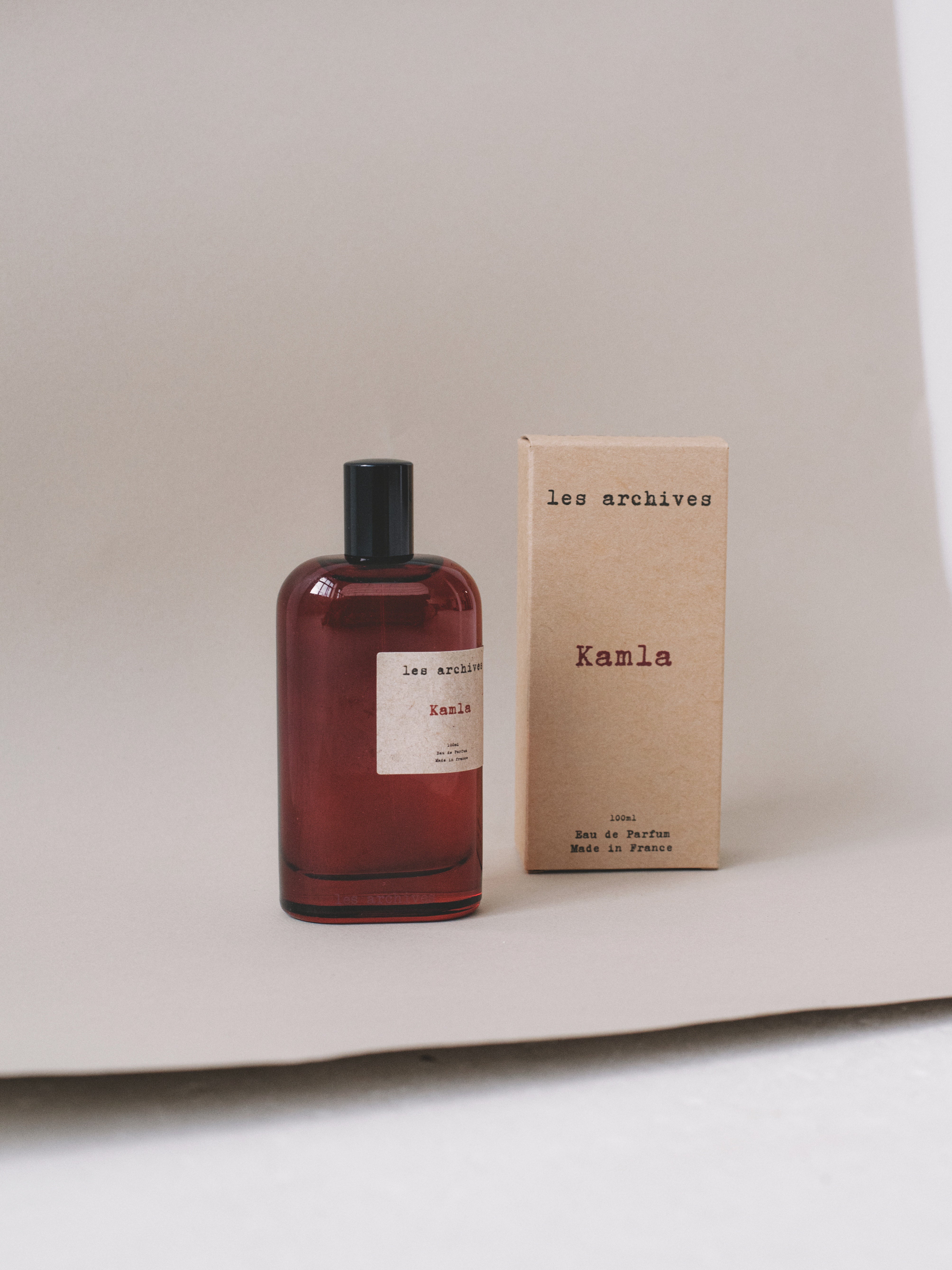 Les Archives Kamla 100ml – parfum en flacon avec packaging en carton kraft, photographie produit.