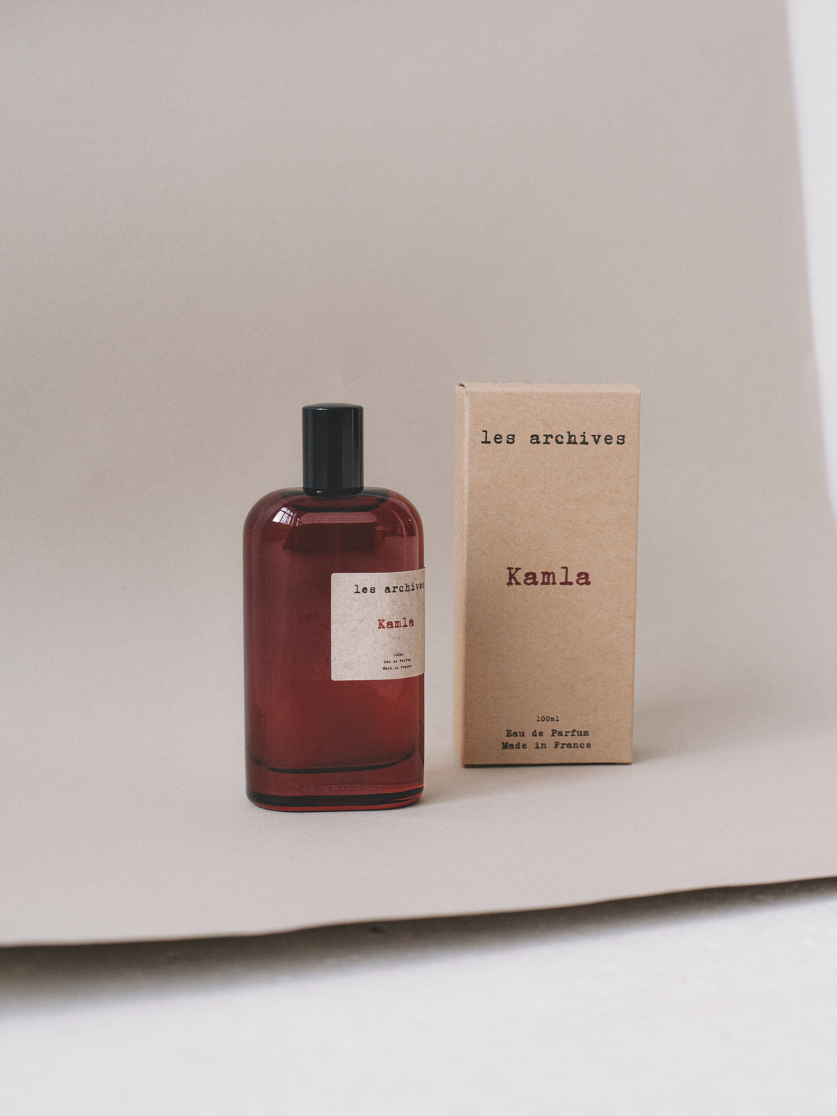 Les Archives Kamla 100ml – parfum en flacon avec packaging en carton kraft, photographie produit.