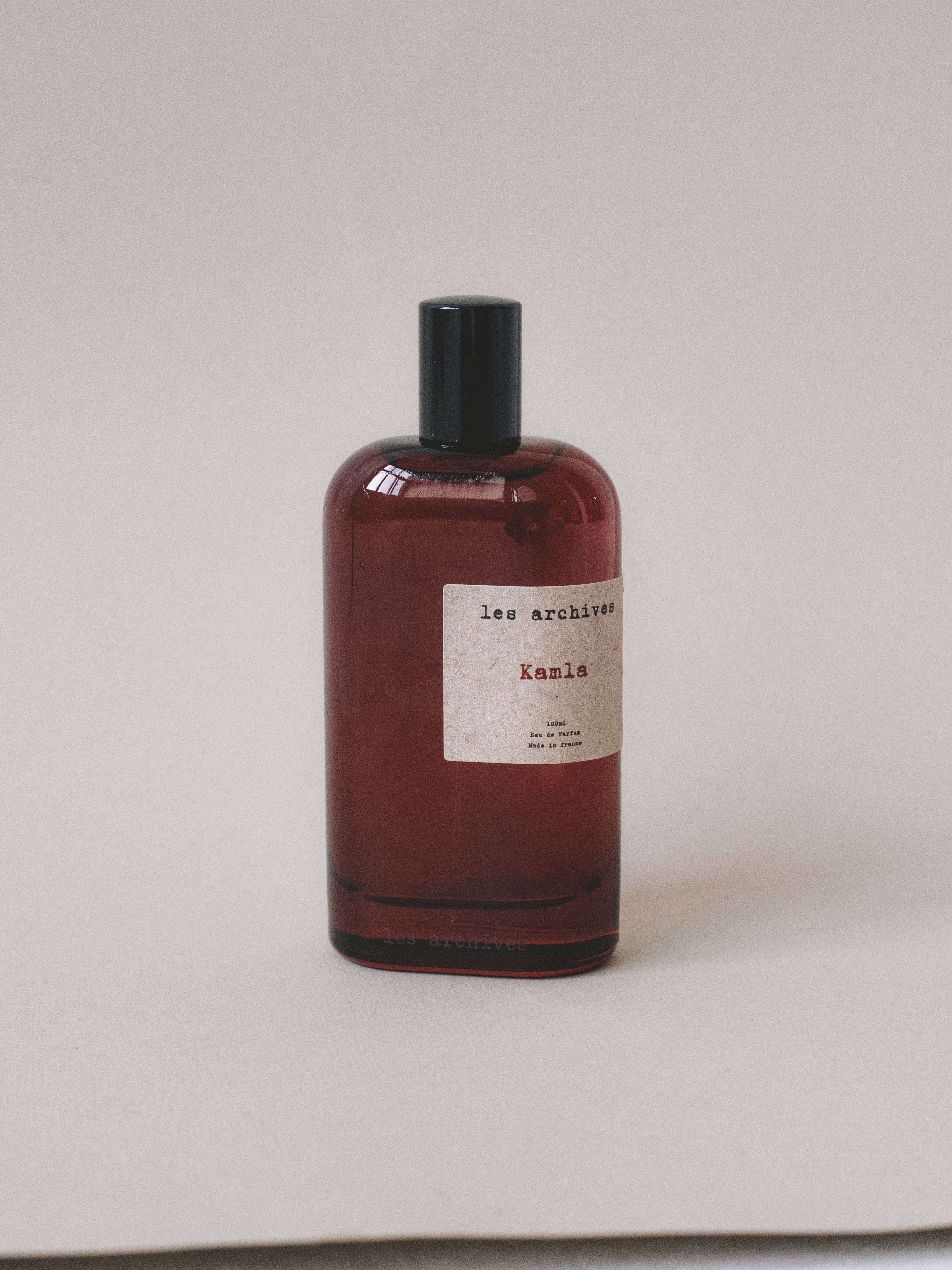 Les Archives Kamla 100ml – parfum en flacon rouge fumé photographie produit.