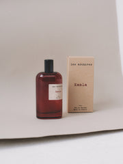 Les Archives Kamla 100ml – parfum en flacon avec packaging en carton kraft, photographie produit.