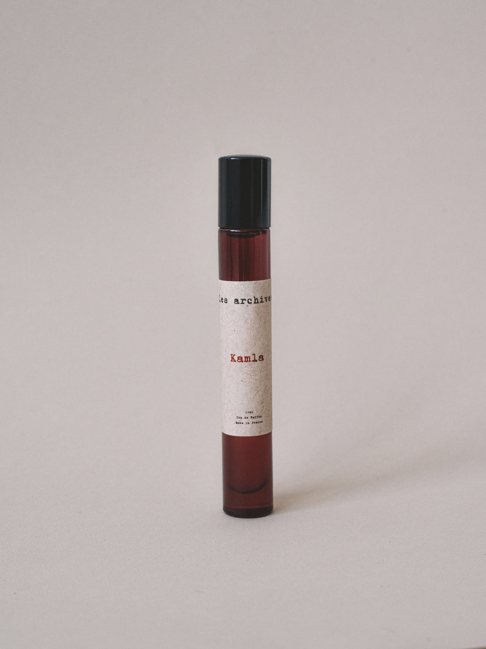 Les Archives Kamla en 15ml– parfum en flacon avec packaging en carton kraft, photographie produit.
