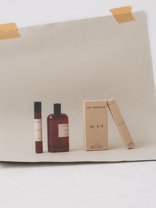 Les Archives no i.d 100ml et 15ml– parfum en flacon avec packaging en carton kraft, photographie produit.