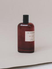 Parfum Les Archives no i.d en 100ml – flacon en verre fumé rouge, photographie produit.