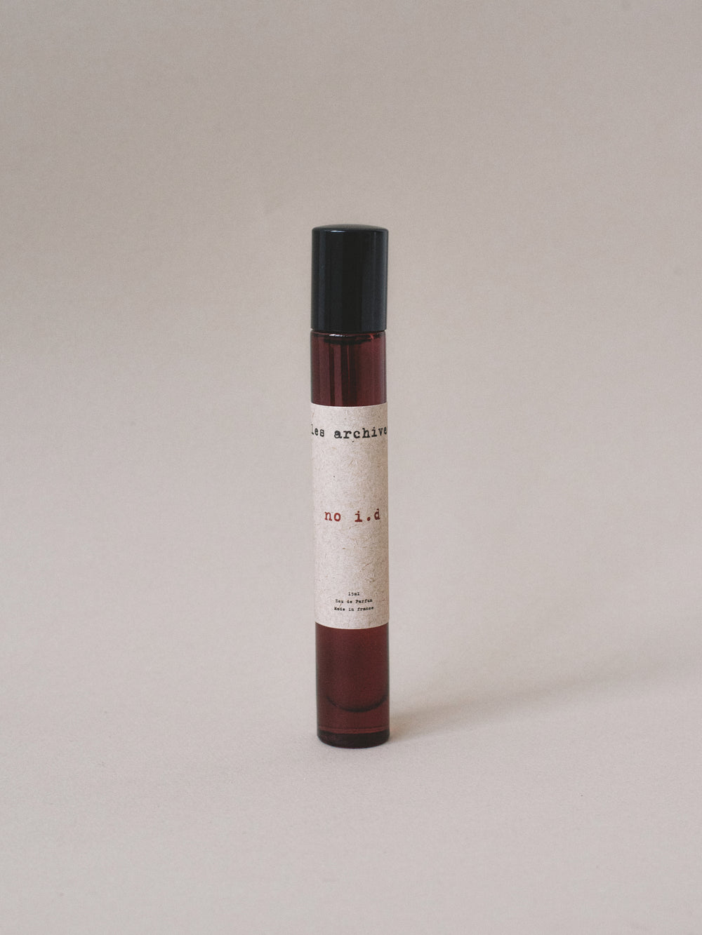 Parfum Les Archives no i.d en 15ml – flacon en verre fumé rouge, photographie produit.