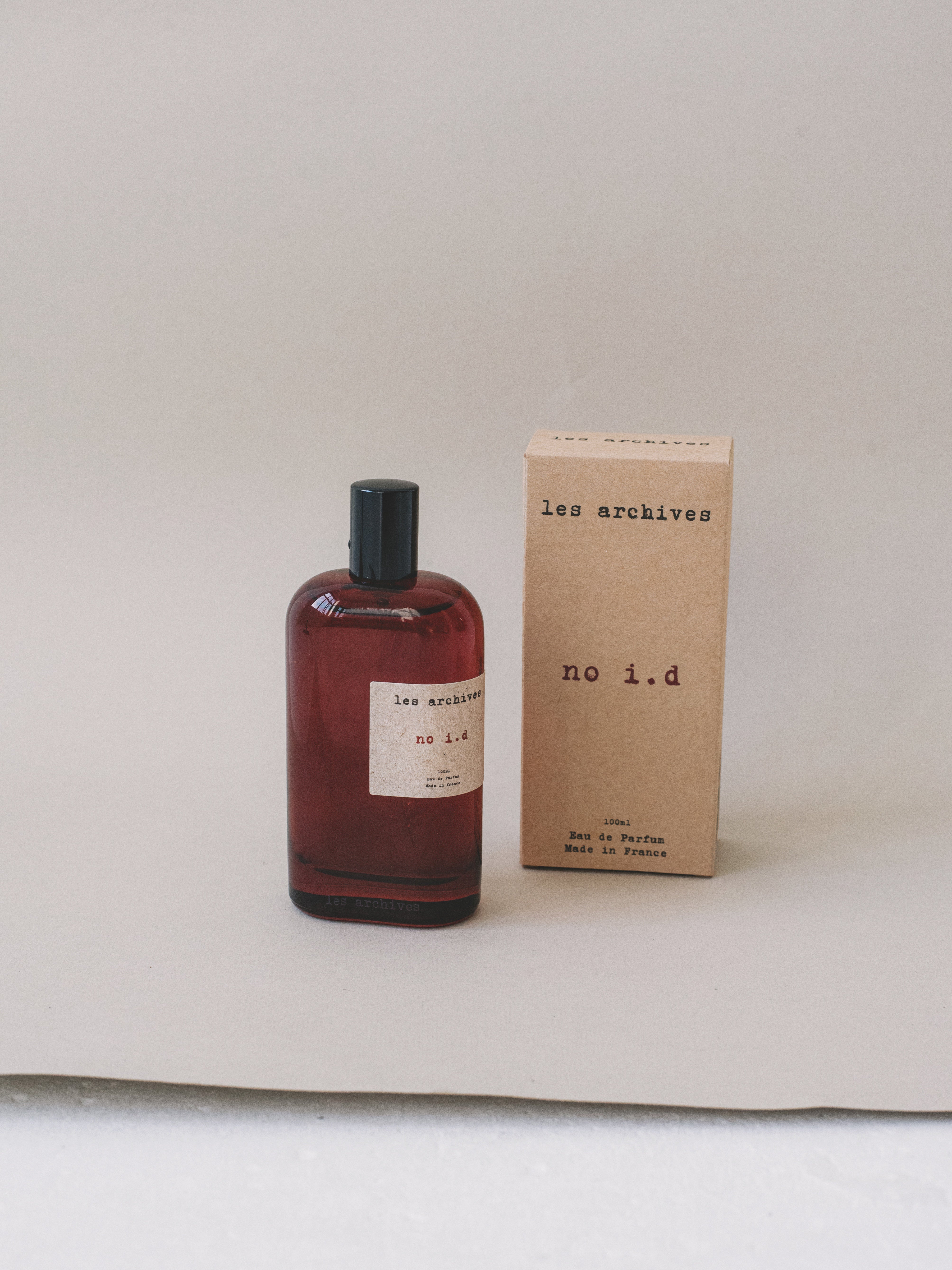 Les Archives no i.d – parfum en flacon avec packaging en carton kraft, photographie produit.