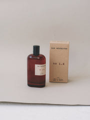 Les Archives no i.d – parfum en flacon avec packaging en carton kraft, photographie produit.